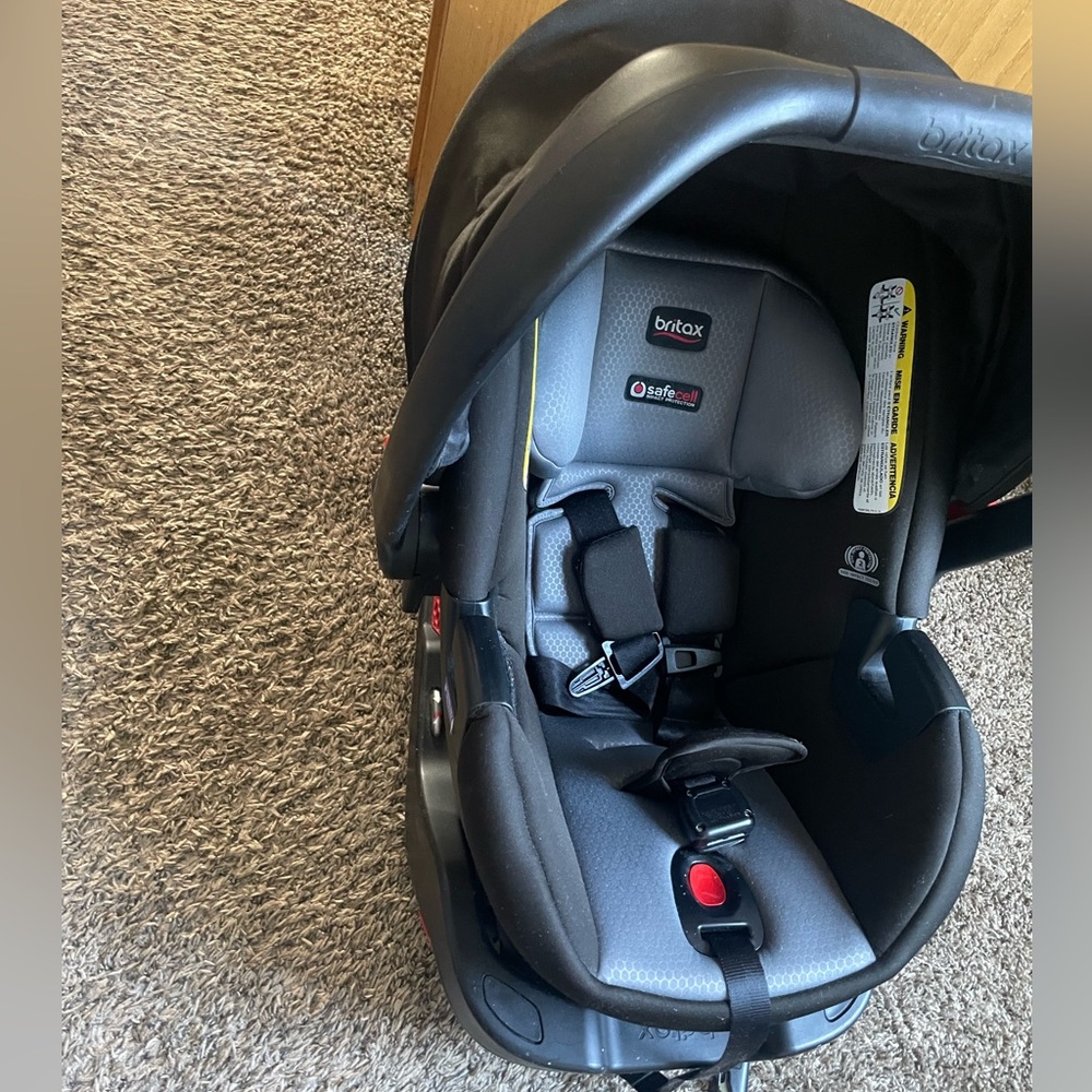 Gently used like new Britax newborn/infant car seat with base